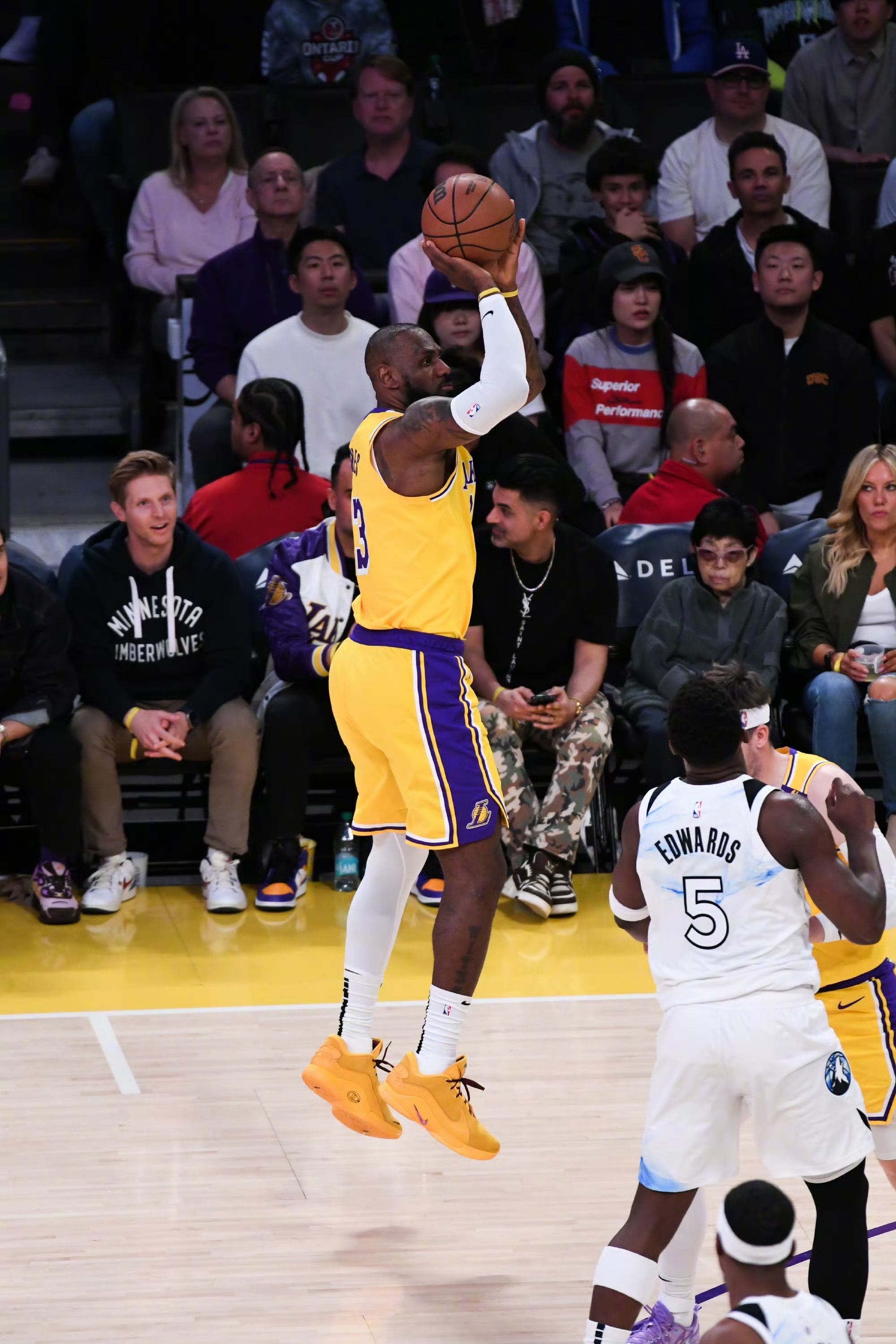 关于国际比赛日突围战来临；拜仁慕尼黑围绕NBA常规赛手感冰凉；媒体盛赞；年轻球员得到机会的信息