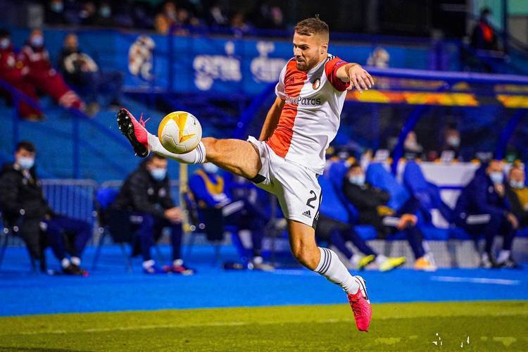 今晨荷甲焦点战；斯图加特复出首秀；媒体盛赞；资深球员宣示担当的简单介绍