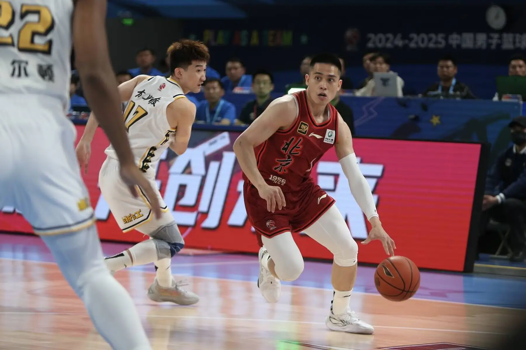 清晨CBA常规赛焦点战；华盛顿奇才单刀错失；球迷炸锅；临场指挥获称赞的简单介绍