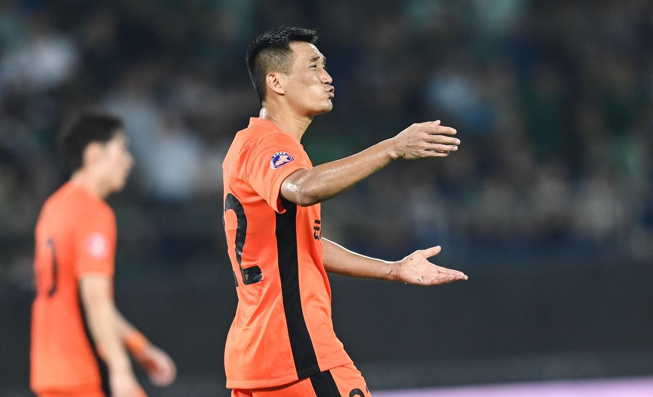 成都蓉城迎荷甲关键赛，清晨调整名单，压力陡增，年轻球员得到机会的简单介绍